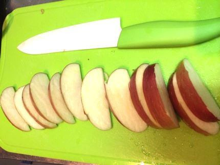 1.りんごは皮を剥かず12等分のくし形に切る