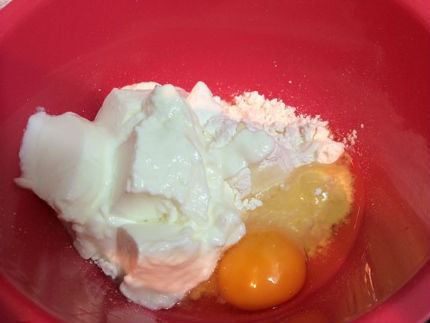 2.ホットケーキミックスにヨーグルト、卵を入れ良く混ぜ合わせる