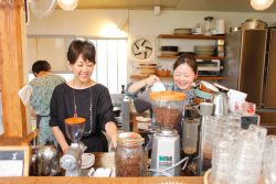 現在は4人のスタッフが勤務。カフェでは、おいしいコーヒーやランチの「お米農家やまざきさんのお米御膳」（\1,080）も人気。